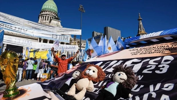 La militancia libertaria sostiene el proyecto. El resto de la sociedad, por ahora, soporta el ajuste.