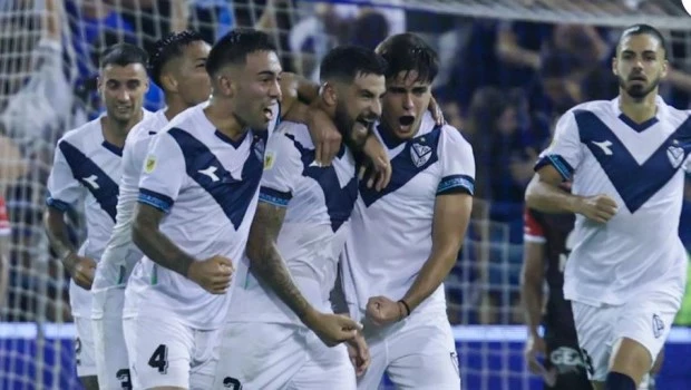 Vélez le ganó a Instituto y es líder de la zona A