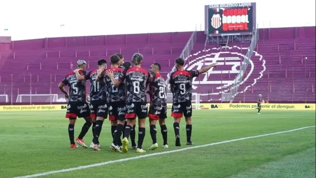 Un polémico arbitraje sentenció la derrota de Huracán ante Barracas Central