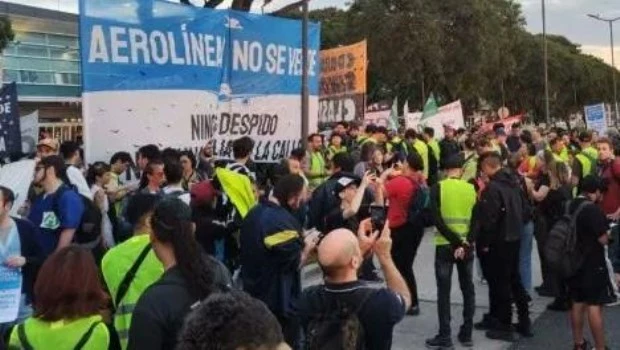 Una protesta frente a Aeroparque generó caos de tránsito 