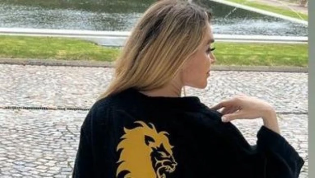 Fátima Florez se mostró en la Quinta de Olivos con una bata de Milei