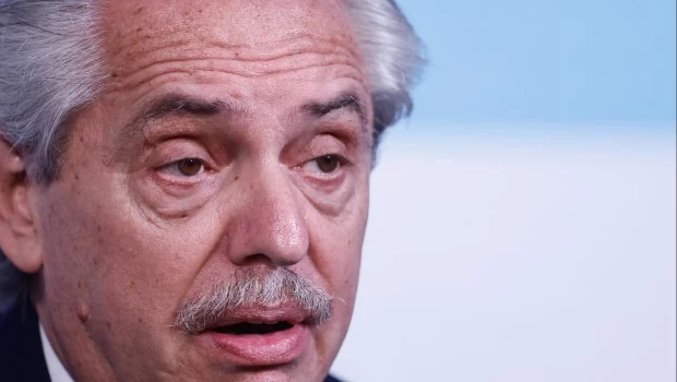 Cruce en la red X: A. Fernández criticó los 100 días de Milei y Adorni salió a responderle