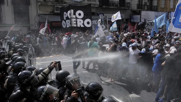 Tensión e incidentes en Puente Pueyrredón y Puente Saavedra