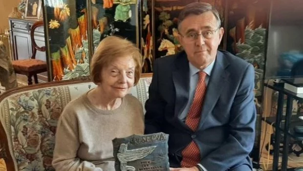 Reapareció María Estela Martínez de Perón que recibió un premio en España