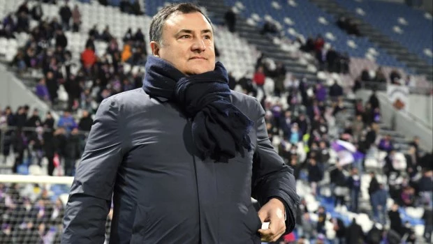 Joe Barone observa el partido de la Serie A ante Sassuolo. (AP)