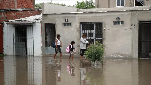 Causó estragos el fuerte temporal: unas 800 personas resultaron evacuadas y más de 100 mil hogares sin luz 