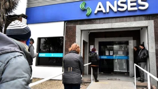El Gobierno subirá las jubilaciones por decreto en abril