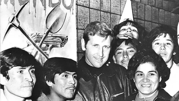 El P. Carlos Mugica fue ametrallado el 11 de mayo de 1974 a la salida de la parroquia San Francisco Solano, en la Capital Federal.