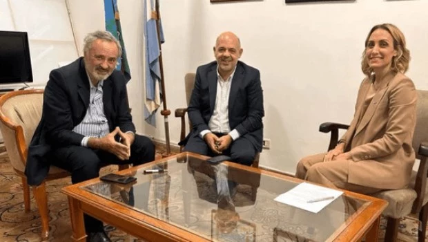 Los senadores Joaquín De la Torre, Carlos Curestis y Florencia Arietto abandonan Juntos por el Cambio y se suman a La Libertad Avanza.