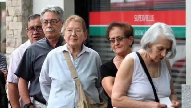 El Gobierno definió cuánto subirán las jubilaciones en abril y cómo será el bono para las mínimas