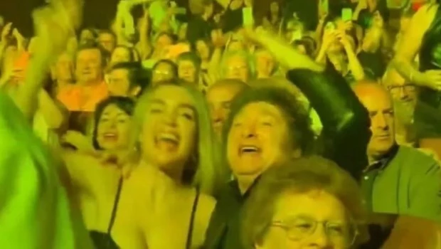 Milei se mostró eufórico cantando en el Teatro Gran Rex