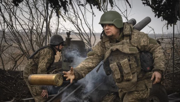 Soldados ucranianos de la 71° Brigada Jaeger disparan un obús M101 hacia posiciones rusas en la línea del frente, cerca de Avdiivka, región de Donetsk, Ucrania.