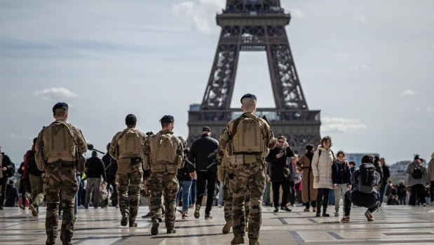 Esos 4.000 militares adicionales que pasan a entrar en el dispositivo Sentinelle "están ya en alerta" y son "movilizables en caso de necesidad" para patrullar en lugares susceptibles de ser objeto de atentados.