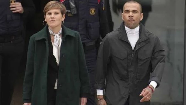 Así salió el futbolista Dani Alves de prisión en Barcelona tras pagar un millón de Euros.