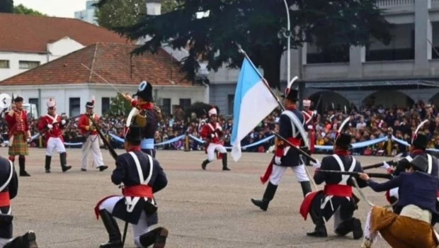 Cada año en mayo el Regimiento de Patricios organiza en su playón un encuentro destinado a las escuelas en el que se organizan réplicas de batallas famosas. Gentileza ACARHI