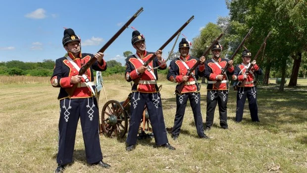 Las réplicas de las armas permiten efectuar explosiones similares a un disparo.Gentileza Gustavo Gavotti
