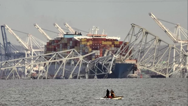Un buque de carga chocó y causó el derrumbe total de un puente en Baltimore
