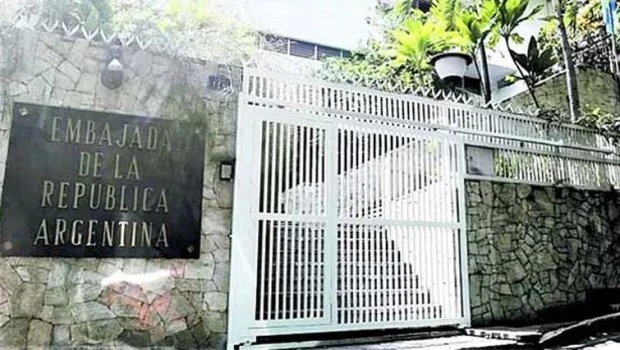 La embajada argentina en Venezuela le dio asilo diplomático a seis opositores al régimen de Maduro