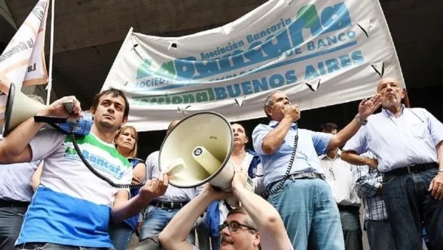 Los bancarios acordaron un 50% de aumento salarial para el primer trimestre de 2024