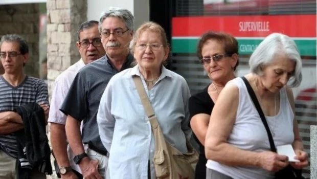 El Gobierno salió a explicar el pago de las jubilaciones en dos tramos