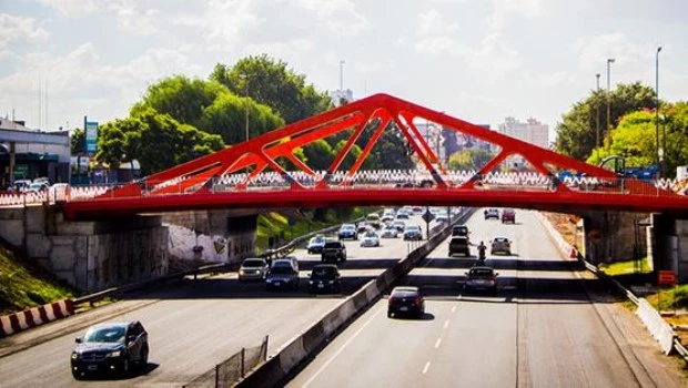 Bomberos y policías rescatan a un hombre que amenazaba con arrojarse desde un puente de la General Paz