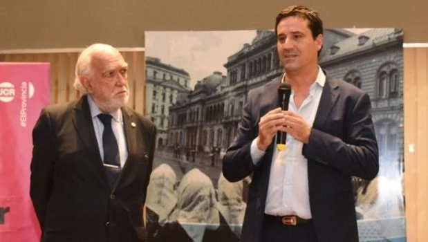 El ex juez Ricardo Gil Lavedra junto al presidente de la UCR bonaerense, Maximiliano Abad.