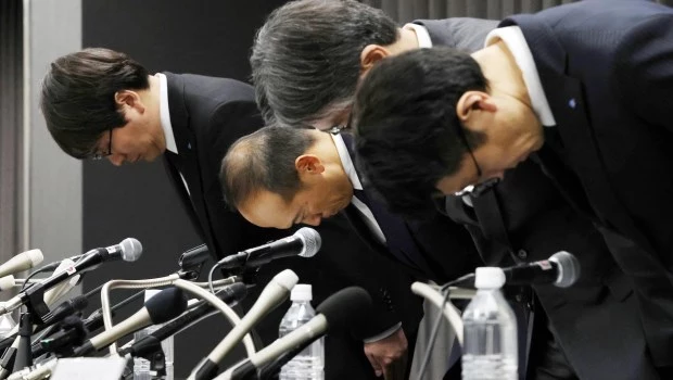 El presidente de Kobayashi Pharmaceutical Co., Akihiro Kobayashi (2-L), y los funcionarios se inclinan durante una conferencia de prensa en Osaka