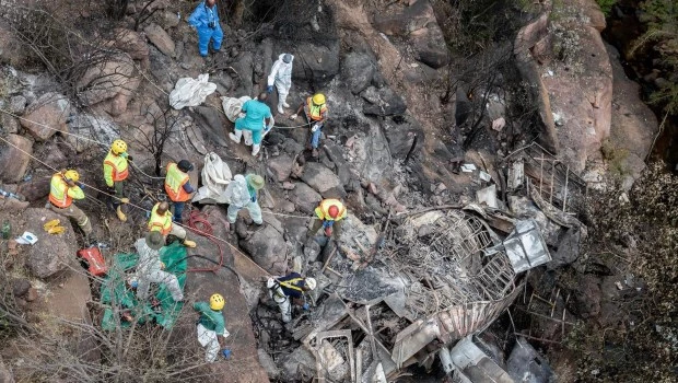 Cayó un colectivo desde un puente en sudafrica y murieron 45 ocupantes