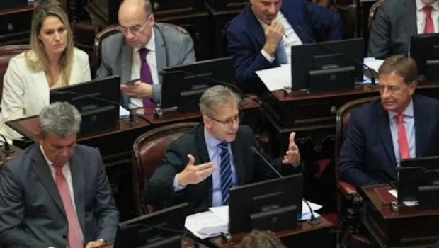 Senadores de la UCR impulsan un proyecto de flexibilidad laboral