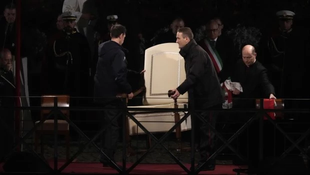 El Papa no asiste al Vía Crucis para conservar su salud antes de la Pascua, dice el Vaticano