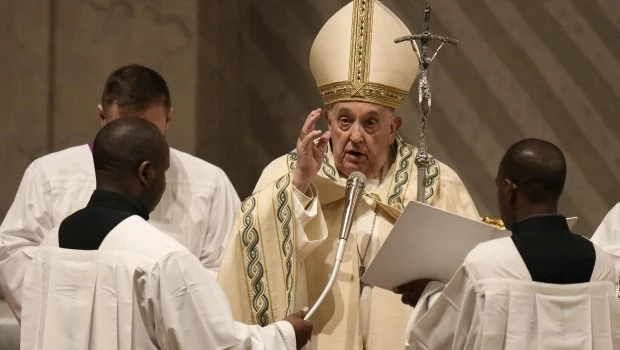 El Pontífice, que bautizó a 8 adultos, le habló a los "pueblos destruidos por el mal y golpeados por la injusticia, pueblos sin tierra, pueblos mártires" para que alejen "en esta noche los cantores de la desesperación".