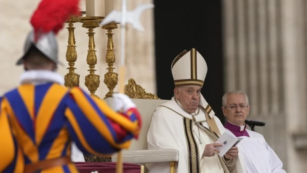 Francisco presidió la misa de Pascua: “La paz no se construye nunca con las armas, sino tendiendo la mano"