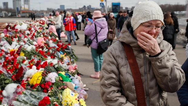 Una mujer rusa llora cerca de la sala de conciertos Crocus City Hall, cuatro días después de un ataque terrorista en Krasnogorsk, en las afueras de Moscú.