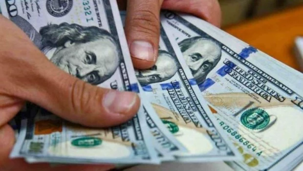 El dólar blue avanzó otros $30 y lleva un alza de $105 en junio