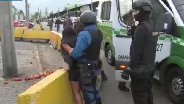 Chile: una mujer le quitó el arma a un guardia y baleó a dos personas