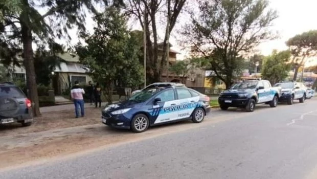 Está acusado del delito de distribución y posesión de material pornográfico infantil, agravados por la edad de las presuntas víctimas.Está acusado del delito de distribución y posesión de material pornográfico infantil, agravados por la edad de las presuntas víctimas.