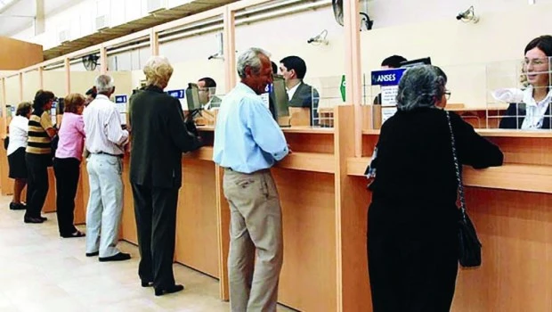 El Gobierno aumentó el tope de ingresos para que jubilados y pensionados accedan al bono de 70 mil pesos