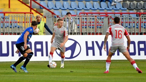 Estudiantes se dejó estar y abandonó Chile con un empate contra Huachipato