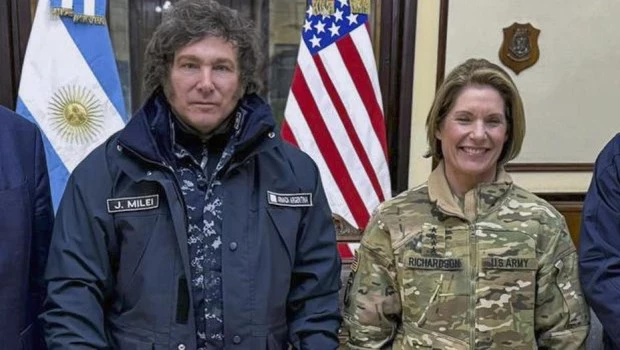 El presidente de Argentina, Javier Milei y la comandante del Comando Sur de los Estados Unidos, Laura Richardson anoche em Ushuaia.