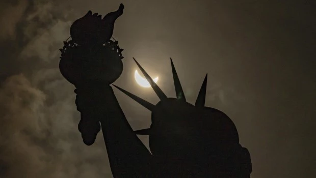 A las 15:25, hora punta del eclipse parcial, cuando el sol quedó reducido a una uña, la sombra cubrió la ciudad de Nueva York.