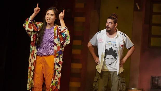 Andrea Cho (Kimchi) y Julián Rubino (Brian) en un pasaje de ‘Avenida Q’, que sale a escena los martes a las 20.30 en el Maipo.