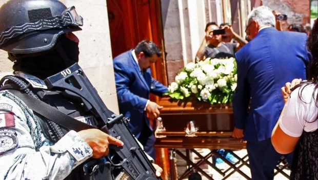 Familiares y seres queridos cargan el ataúd con el cuerpo de la aspirante a alcaldesa Bertha Gisela Gaytán, asesinada a balazos tras su primer mitin de campaña (México).
