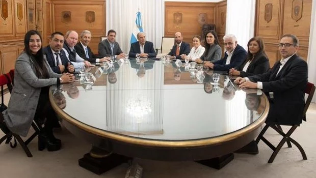 Francos se reunió con legisladores del interior para avanzar con la ley Bases 