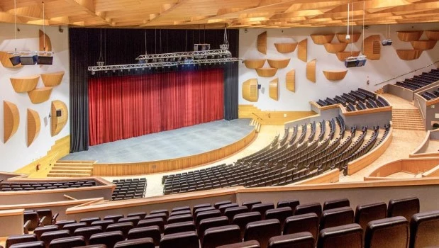 Ubicado en el Parque de Santa Margarita, el Palacio de la Opera de La Coruña puede albergar 1.805 espectadores en su sala principal. Fue inaugurado en 1989.