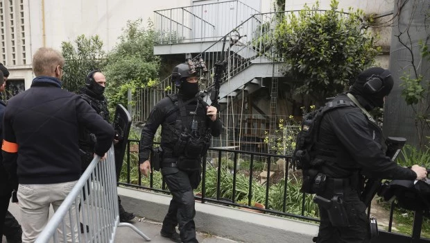 Policías y personal de emergencias esperan instrucciones afuera del consulado iraní en París.