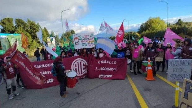 ATE bloquea el aeropuerto de Bariloche y los caminos al Hotel Llao Llao por la visita de Milei