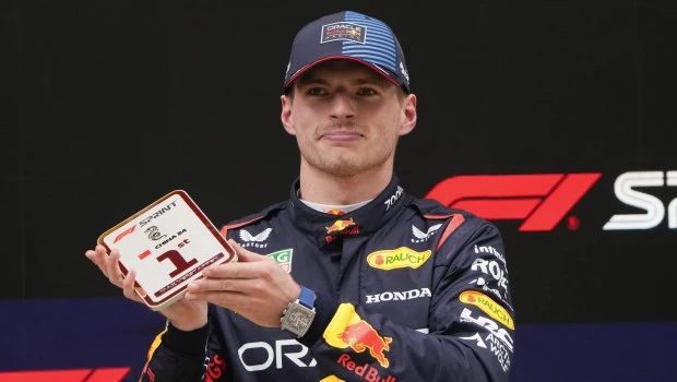 En China Verstappen logró la pole número 100 de Red Bull