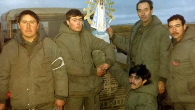 Malvinas, 1982. El capellán y VGM Vicente Martínez Torrens (segundo desde la derecha, parado) junto a la Virgen de Luján.
