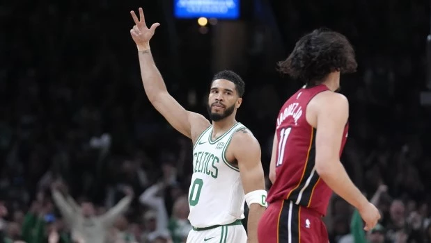 Tatum guía a los Celtics con un triple doble ante el Heat