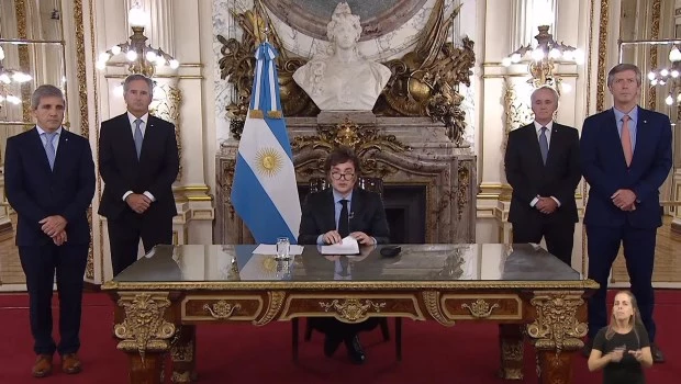 Milei logró superávit fiscal y va por el político en el Congreso